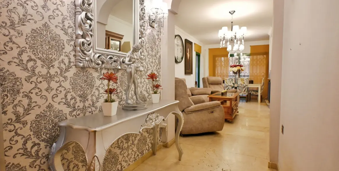 Sale of middle floor apartment in Fuengirola 4