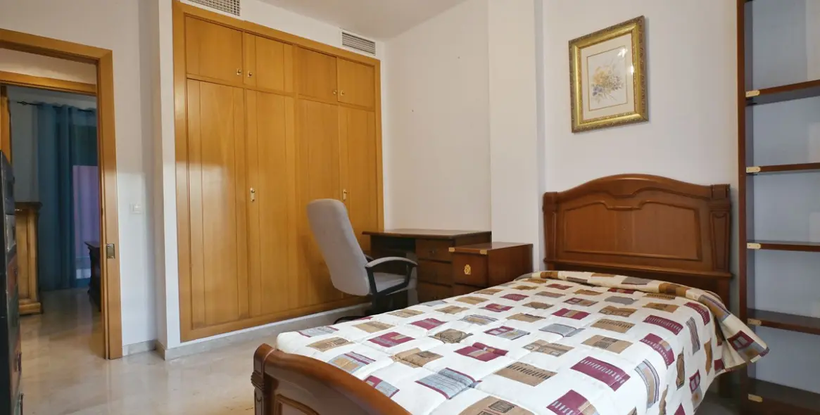 Sale of middle floor apartment in Fuengirola 11