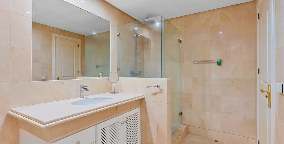 Sale of ground floor apartment in Sierra Blanca 10