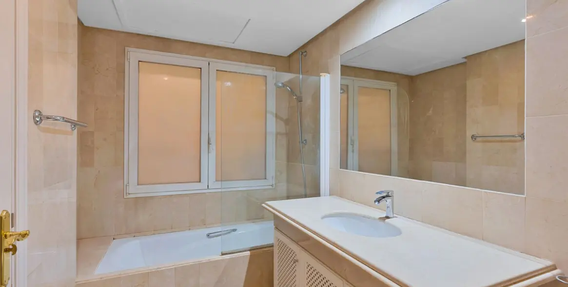 Sale of ground floor apartment in Sierra Blanca 16