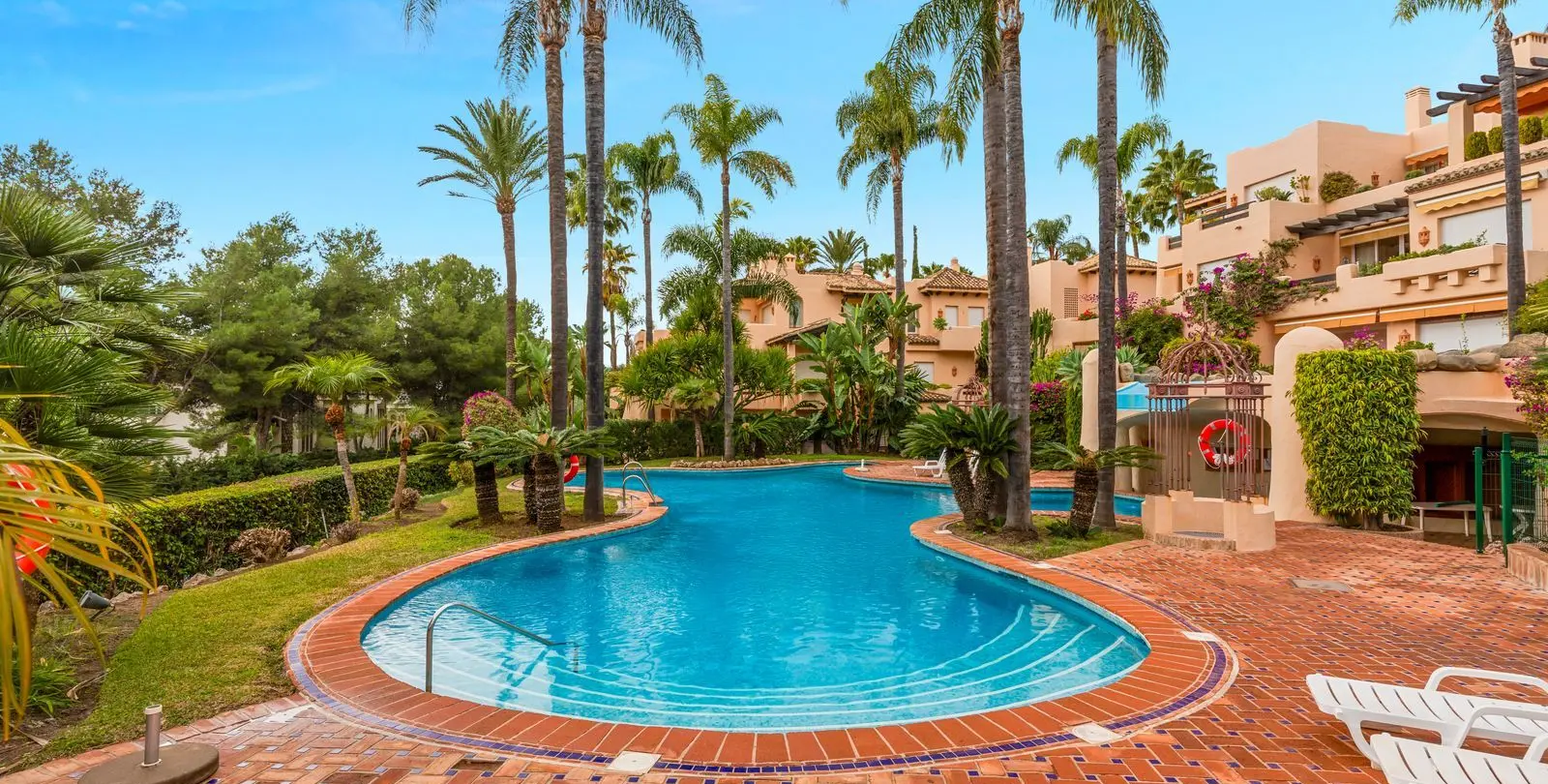 Sale of ground floor apartment in Sierra Blanca 14
