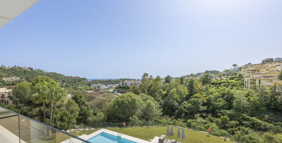 Продажа двухуровневого пентхауса в Benahavís 2