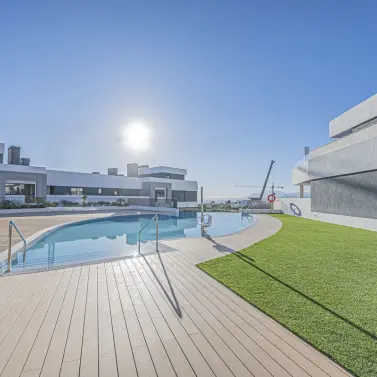 Venta de apartamento en planta media en Altos de los Monteros