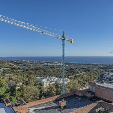 Venta de apartamento en planta media en Altos de los Monteros