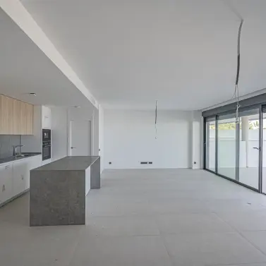 Venta de apartamento en planta media en Altos de los Monteros