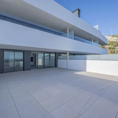 Venta de apartamento en planta media en Altos de los Monteros