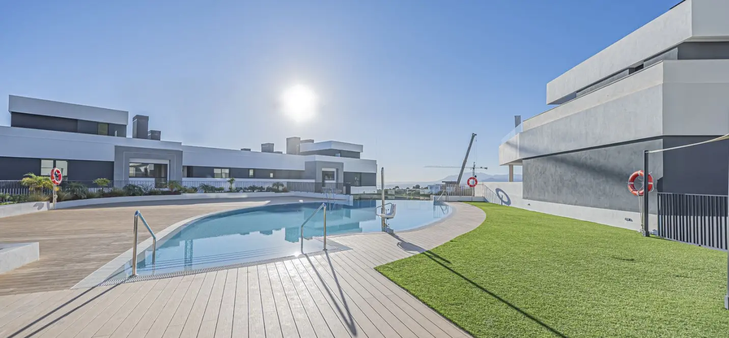 Venta de apartamento en planta media en Altos de los Monteros 0