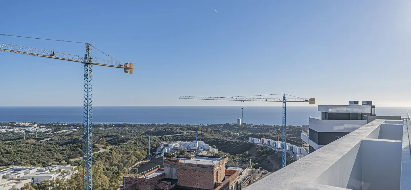 Venta de apartamento en planta media en Altos de los Monteros 1