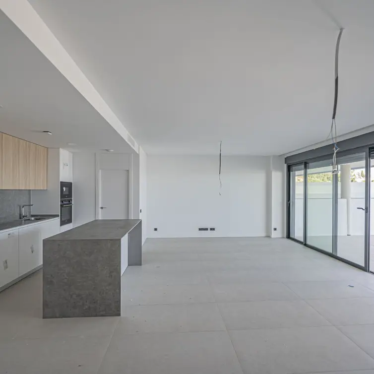 Venta de apartamento en planta media en Altos de los Monteros