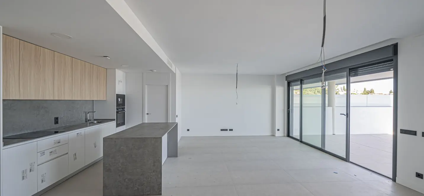 Venta de apartamento en planta media en Altos de los Monteros 2