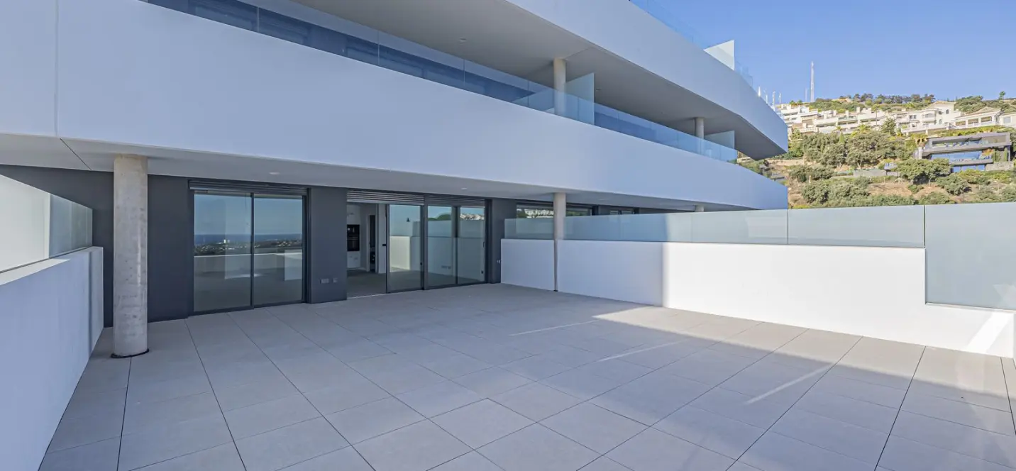 Venta de apartamento en planta media en Altos de los Monteros 3