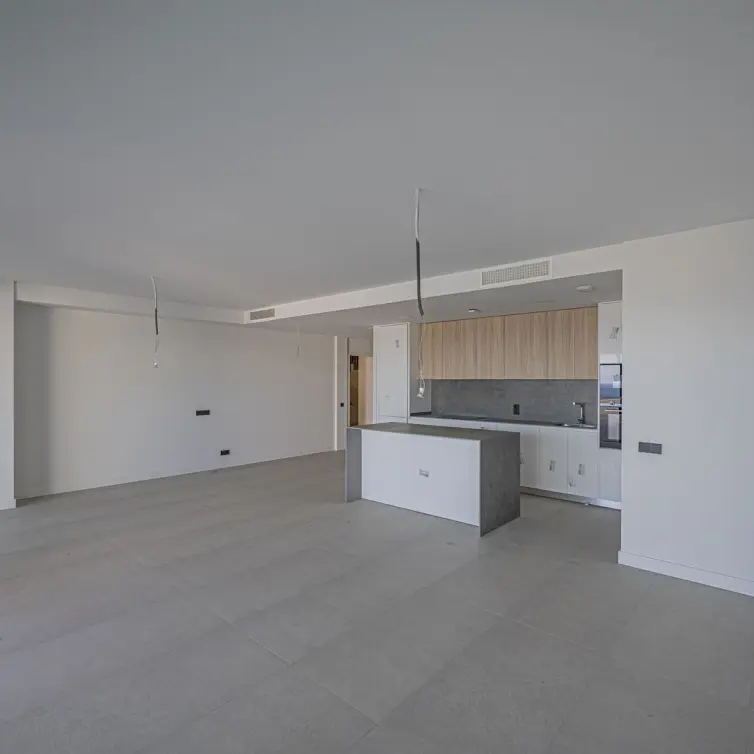 Venta de apartamento en planta media en Altos de los Monteros