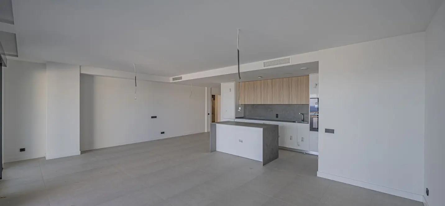 Venta de apartamento en planta media en Altos de los Monteros 4