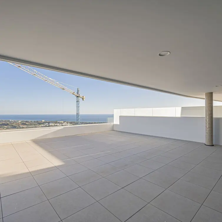 Venta de apartamento en planta media en Altos de los Monteros