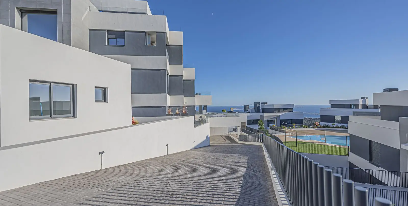 Sale of middle floor apartment in Altos de los Monteros 16