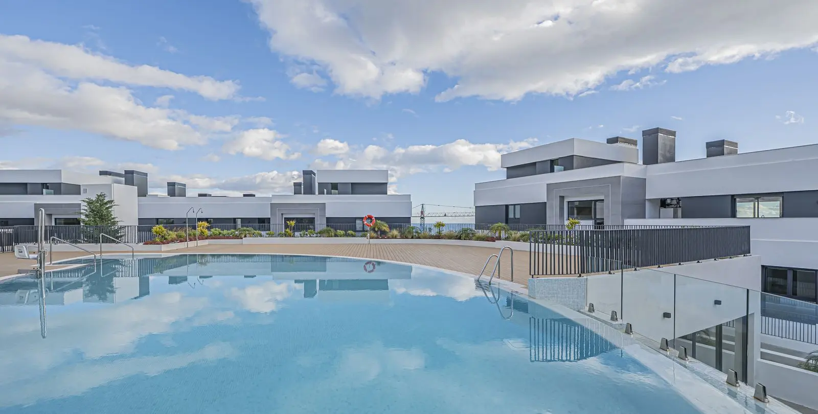 Sale of middle floor apartment in Altos de los Monteros 20