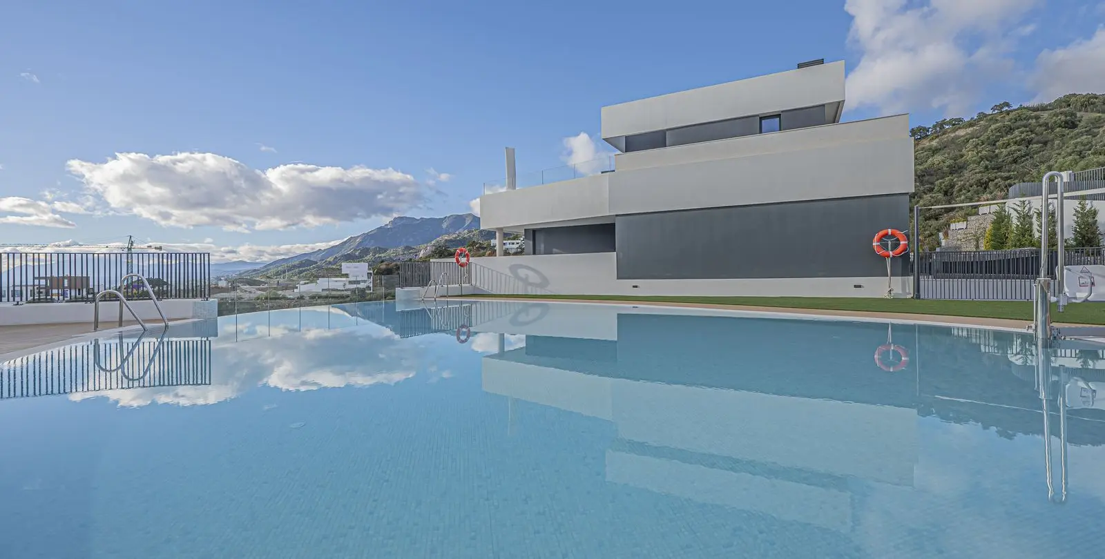 Sale of middle floor apartment in Altos de los Monteros 25