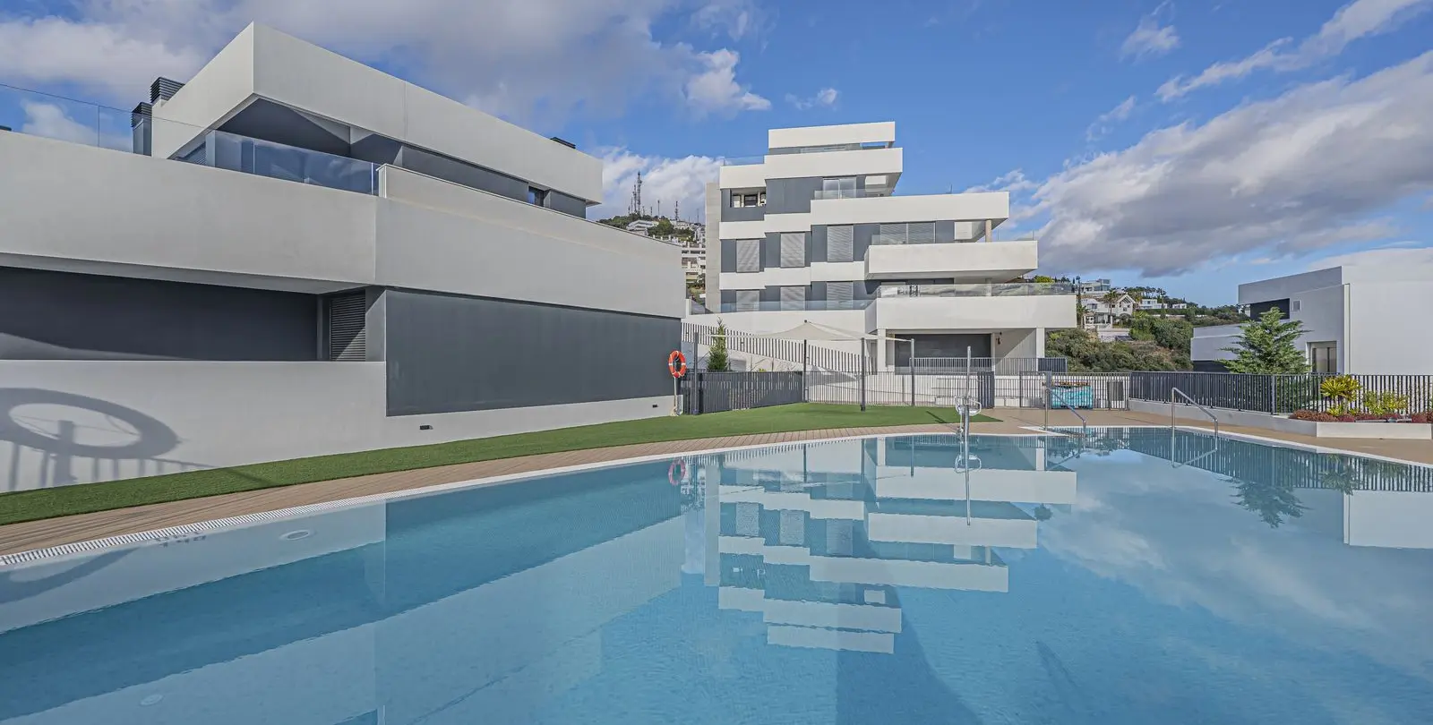 Sale of middle floor apartment in Altos de los Monteros 31
