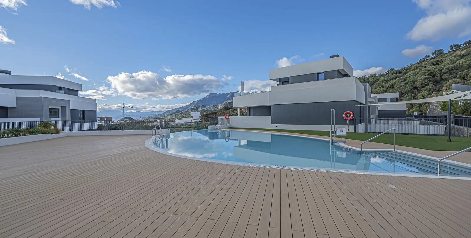 Sale of middle floor apartment in Altos de los Monteros 33