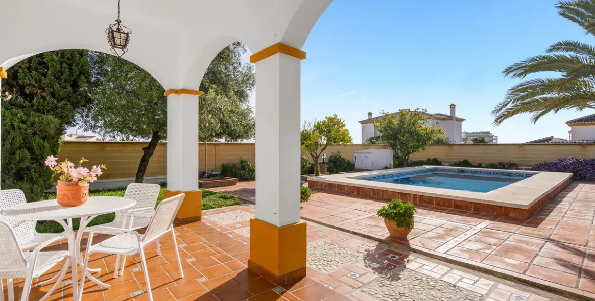 Sale of detached villa in Arroyo de la Miel 4