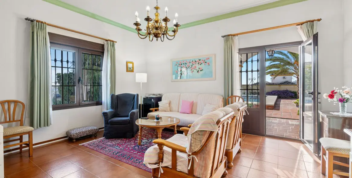 Sale of detached villa in Arroyo de la Miel 8