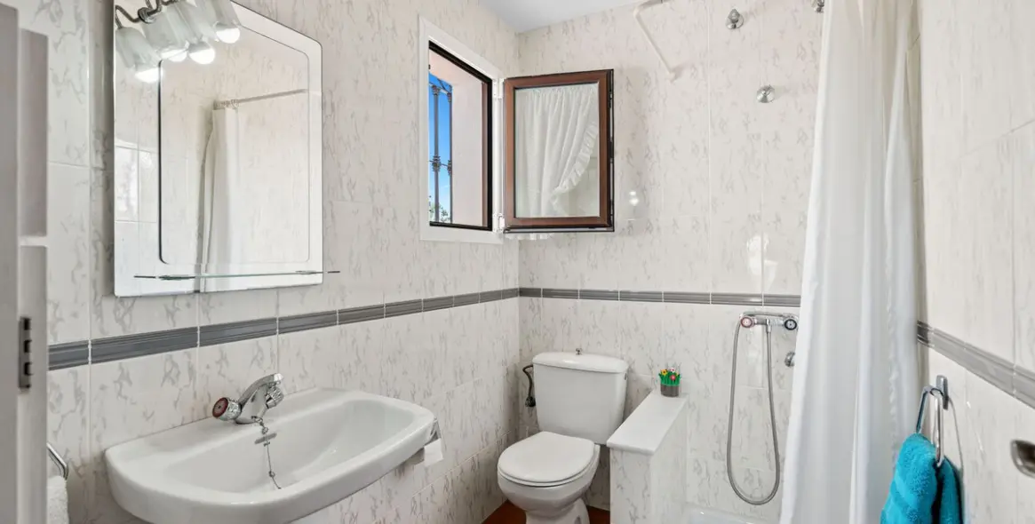 Sale of detached villa in Arroyo de la Miel 15