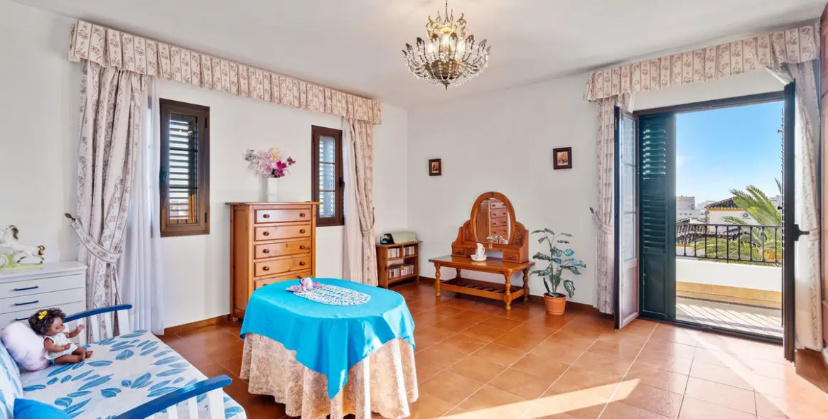 Sale of detached villa in Arroyo de la Miel 16