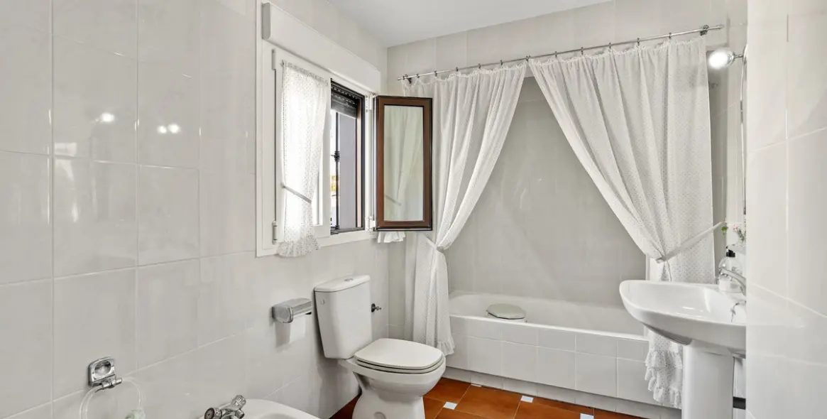 Sale of detached villa in Arroyo de la Miel 19