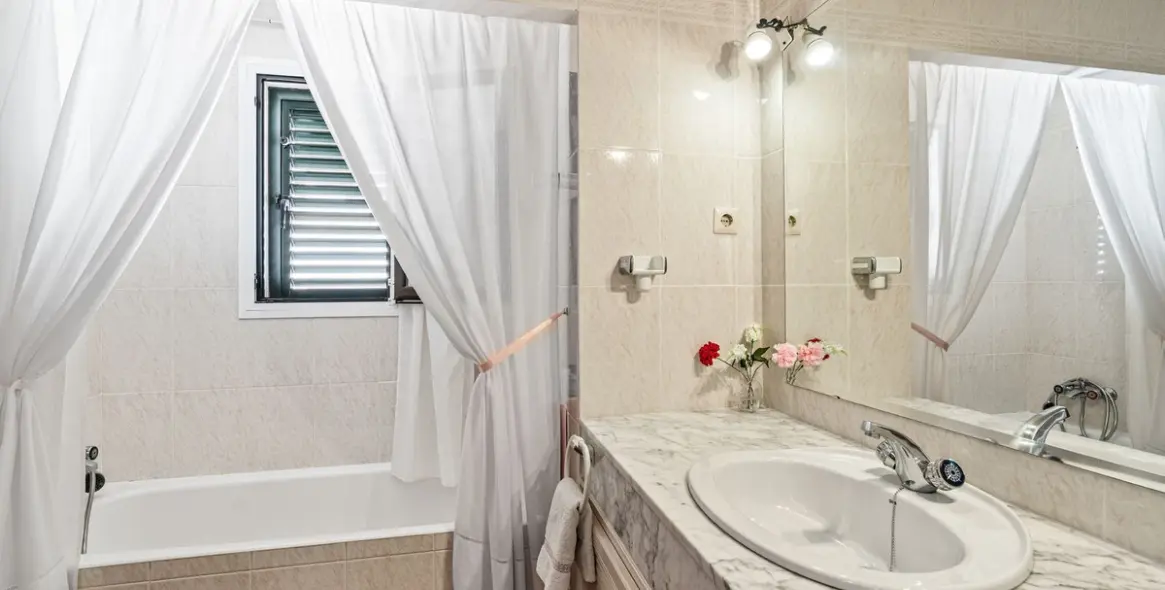 Sale of detached villa in Arroyo de la Miel 20