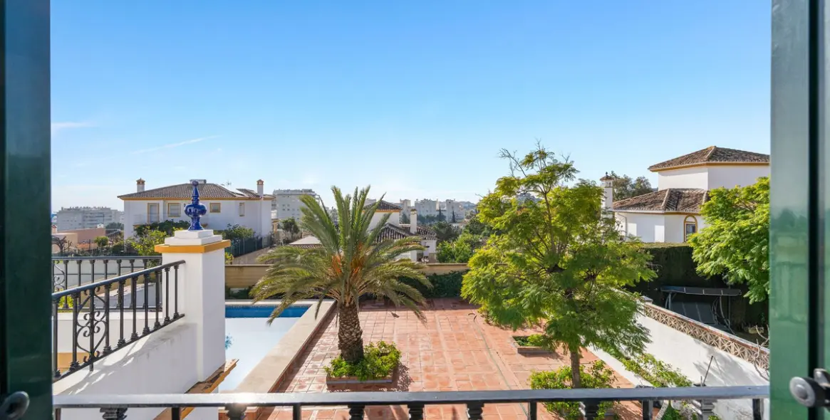 Sale of detached villa in Arroyo de la Miel 23