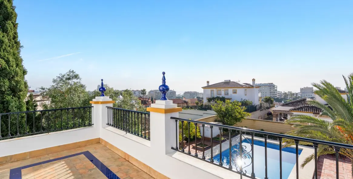 Sale of detached villa in Arroyo de la Miel 24