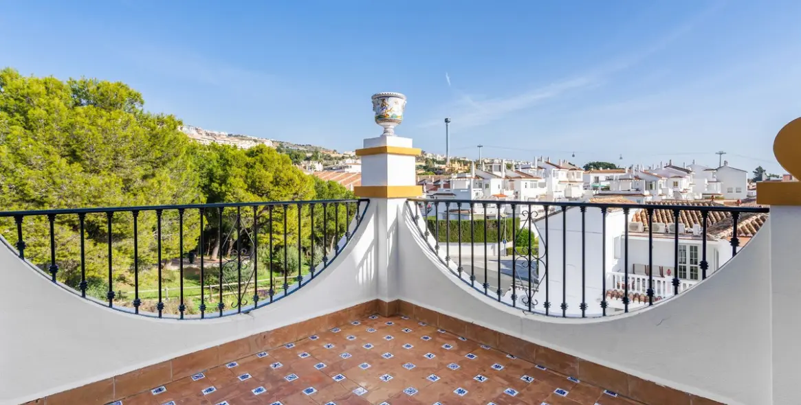 Sale of detached villa in Arroyo de la Miel 25