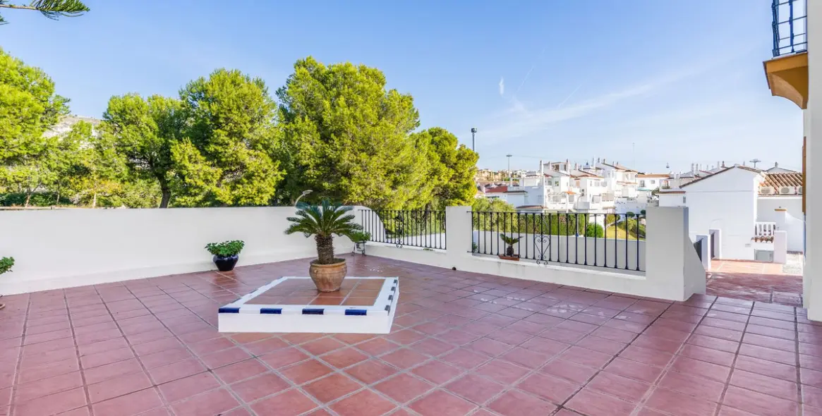 Sale of detached villa in Arroyo de la Miel 28