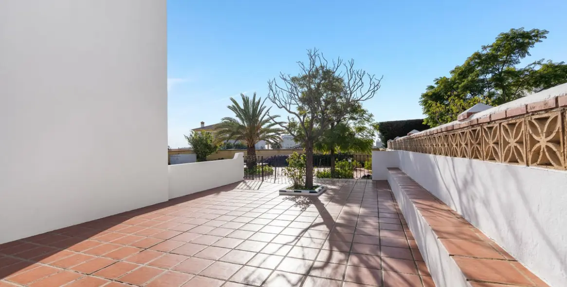 Sale of detached villa in Arroyo de la Miel 29
