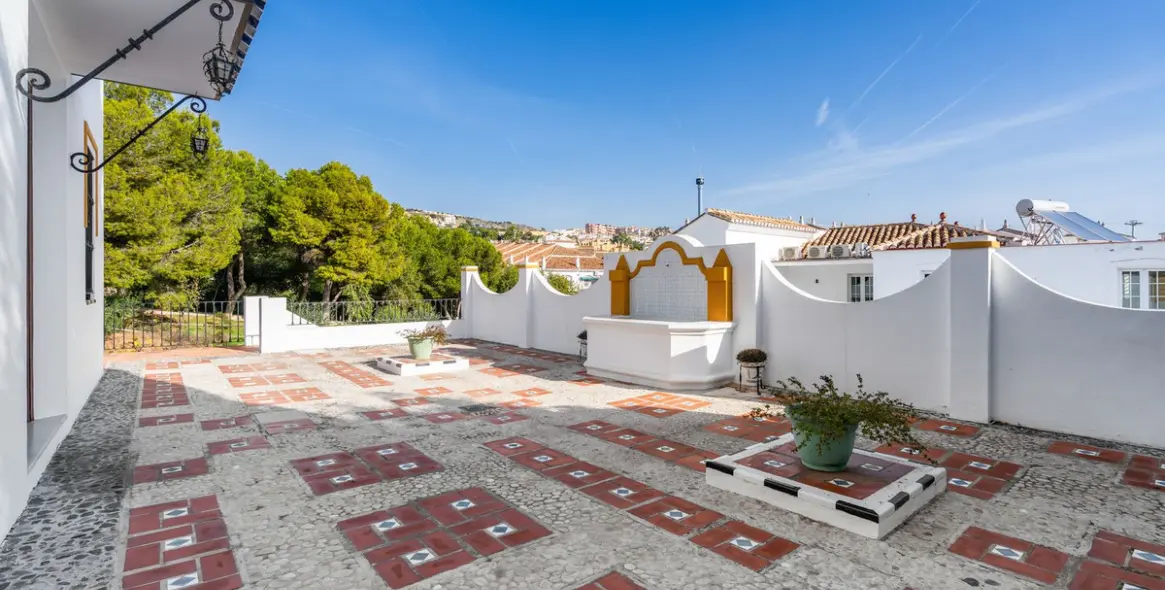 Sale of detached villa in Arroyo de la Miel 31