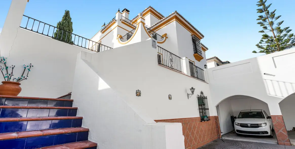 Sale of detached villa in Arroyo de la Miel 34