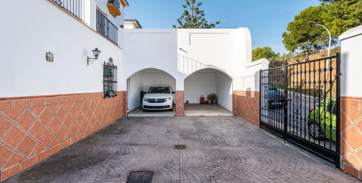 Sale of detached villa in Arroyo de la Miel 35