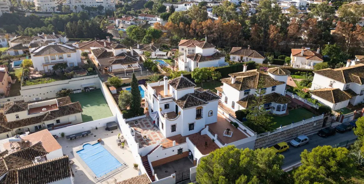 Sale of detached villa in Arroyo de la Miel 39