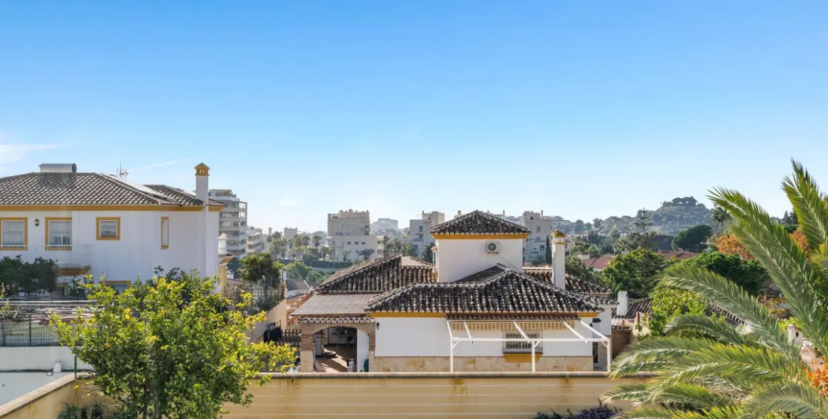 Sale of detached villa in Arroyo de la Miel 40