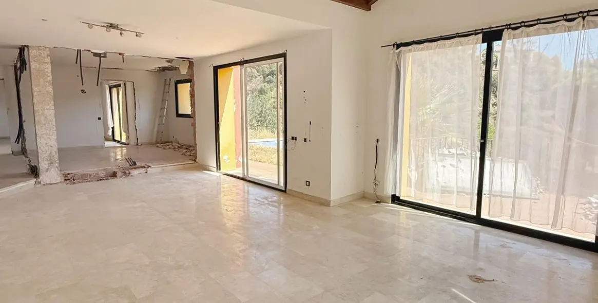 Продажа  отдельно стоящей виллы в Marbella East (район Elviria) 1