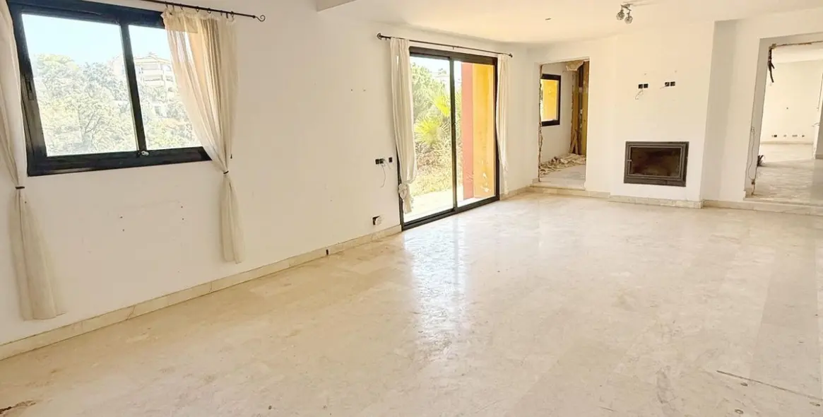 Продажа  отдельно стоящей виллы в Marbella East (район Elviria) 3