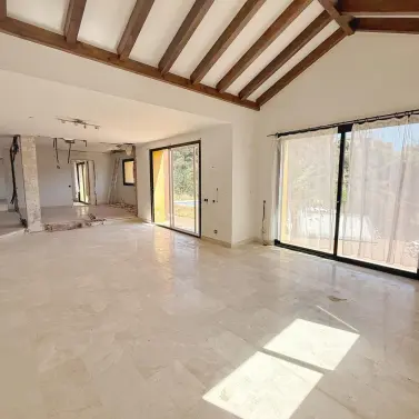 Venta de villa independiente en Elviria