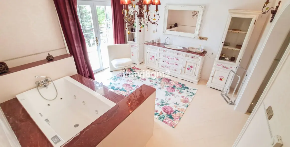 Sale of detached villa in Benahavís 15