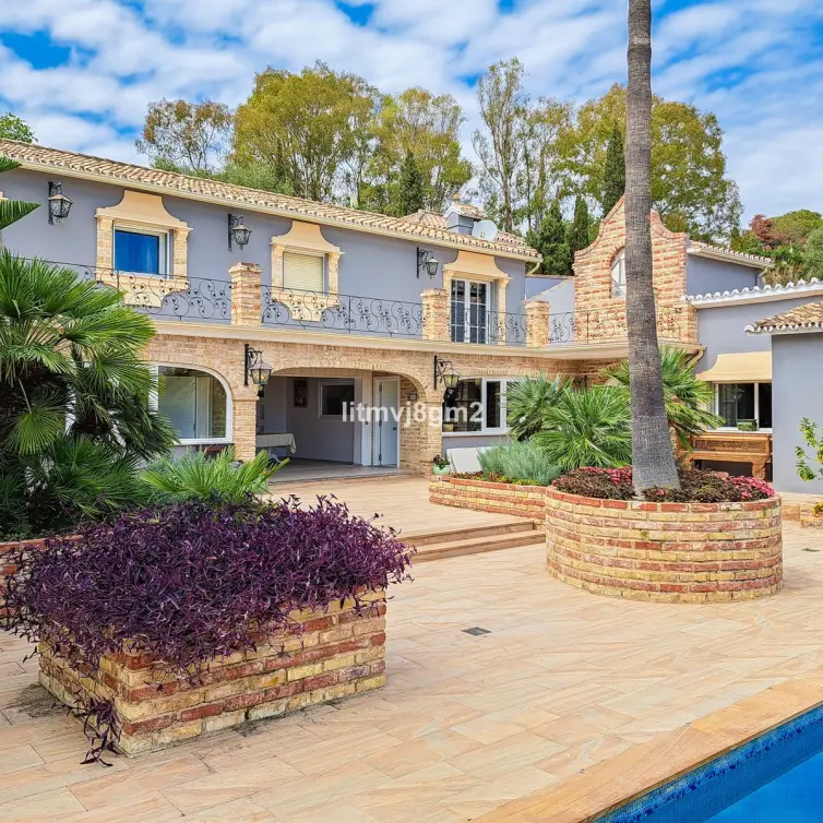 Sale of detached villa in Benahavís