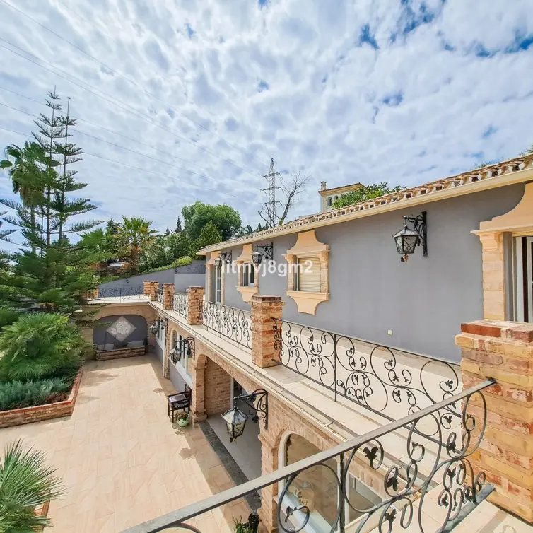 Sale of detached villa in Benahavís