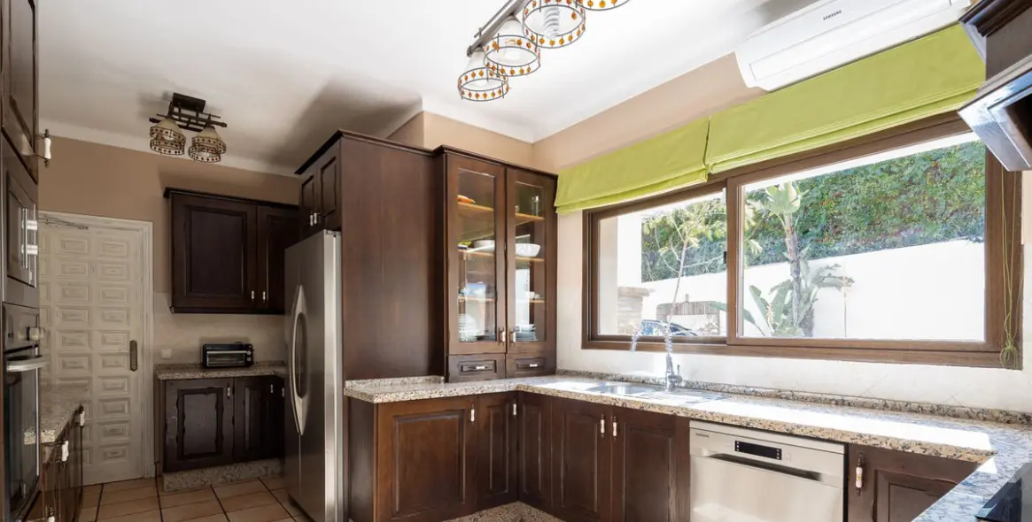 Продажа  отдельно стоящей виллы в Estepona (район El Paraiso) 15