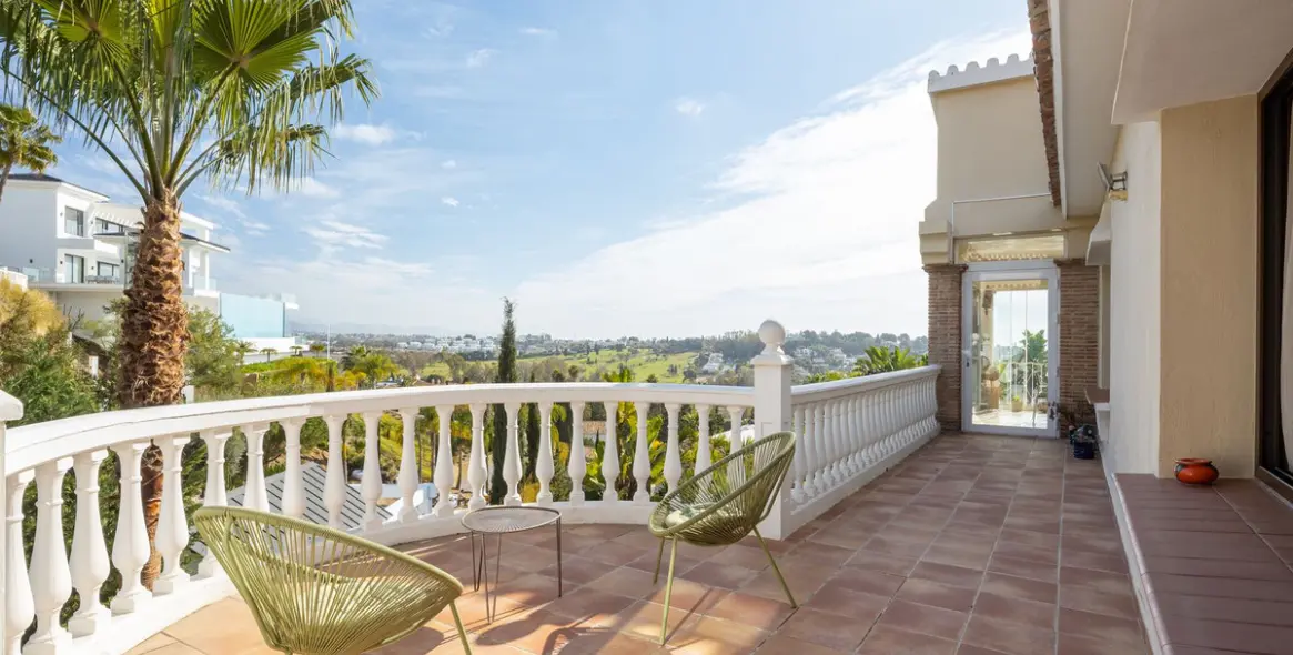 Sale of detached villa in El Paraiso 21