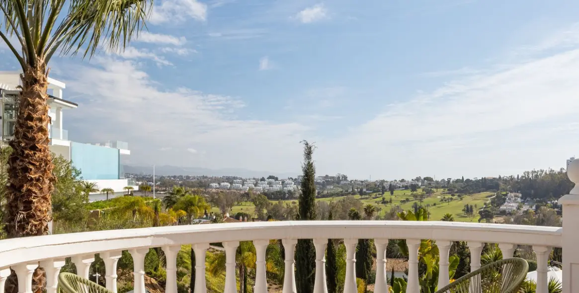 Sale of detached villa in El Paraiso 22