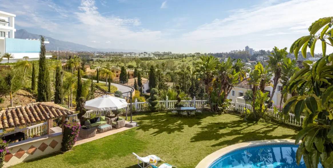 Sale of detached villa in El Paraiso 23