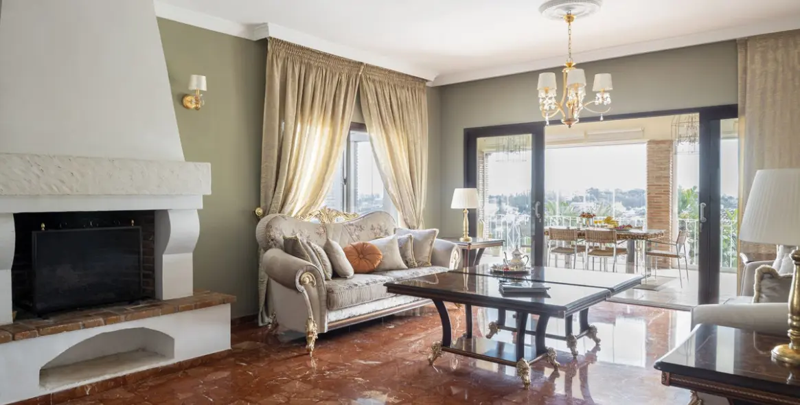 Sale of detached villa in El Paraiso 24